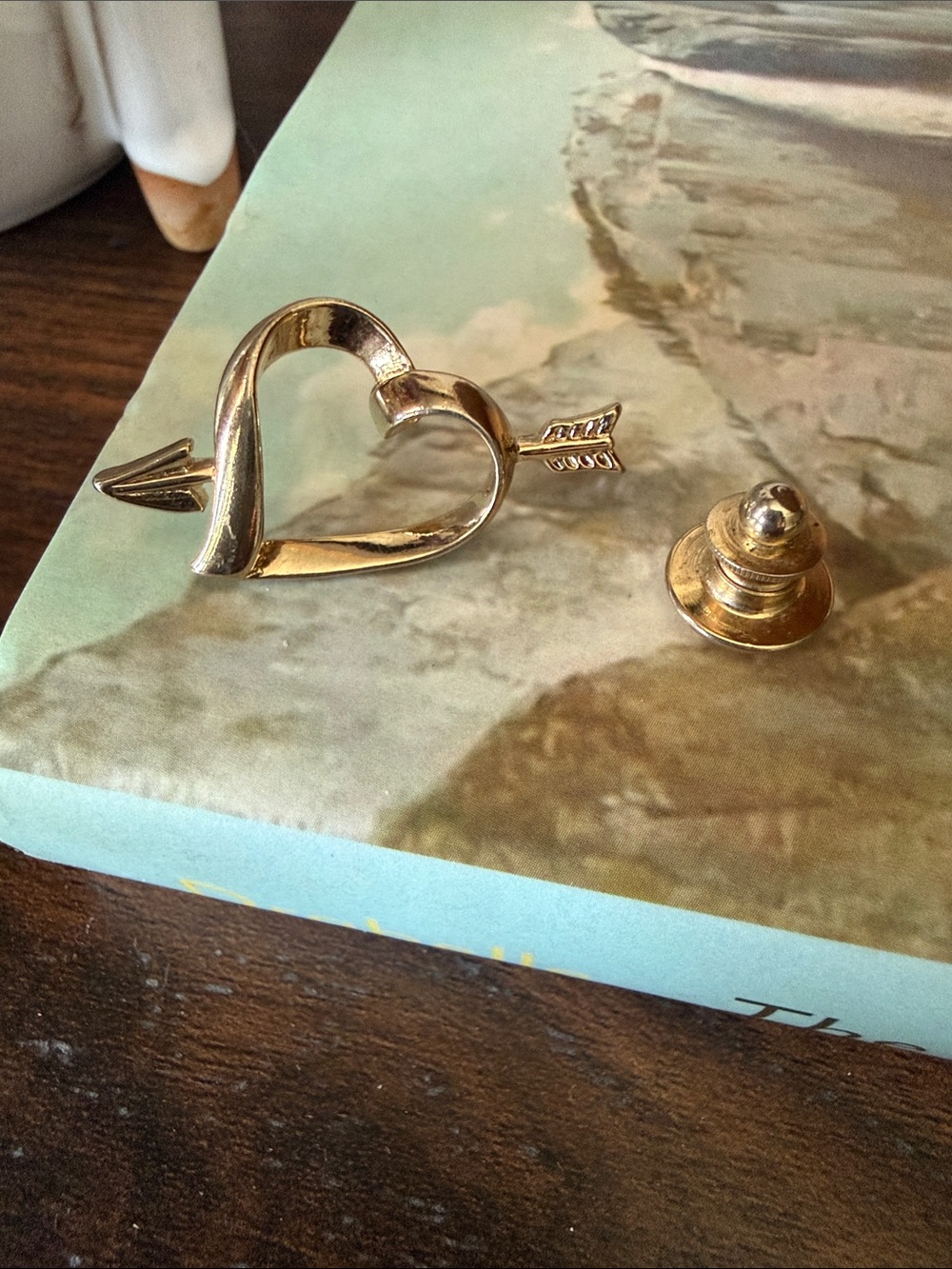 Vintage Avon 1983 Love Struck Heart Arrow Gold Tone Tack Pin / Lapel Pin